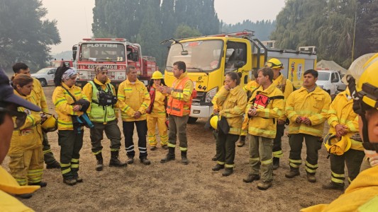 Intenso trabajo de brigadistas santafesinos en el combate de incendios en la Patagonia