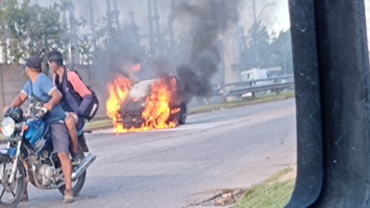 Esta mañana se incendió un auto en Avenida Gorriti y Aristóbulo del Valle