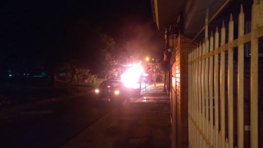 Dos autos fueron incendiados durante la noche en Santa Fe