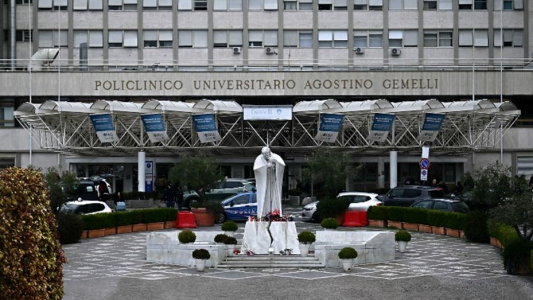 Tras el diagnóstico de neumonía bilateral, el papa Francisco sigue internado y pasó "una noche tranquila"