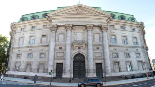 Milei firmó el decreto que transforma al Banco Nación en una sociedad anónima