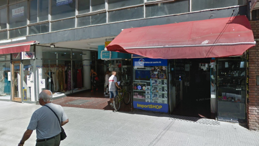 Sacaron el vidrio principal, entraron y se llevaron dinero de un comercio céntrico