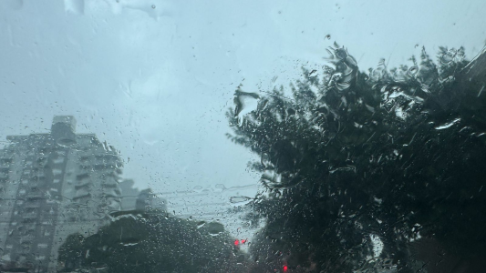 Fuerte chaparrón y complicaciones en diferentes lugares de la ciudad