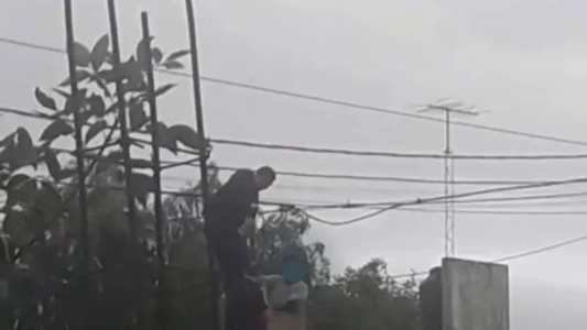 Detuvieron a un ladrón que quedó atrapado en la chimenea de una casa