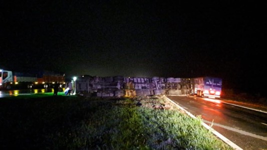 Volcó un camión en la autopista Rosario - Santa Fe a la altura de Monje