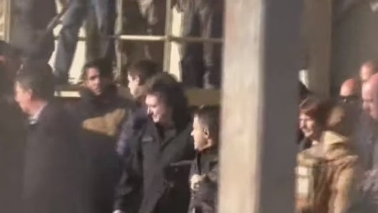 El presidente Milei viajó a Bahía Blanca para supervisar la asistencia tras el temporal