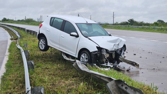 Circunvalación Oeste: automovilista perdió el control y quedó arriba del guardarraíl