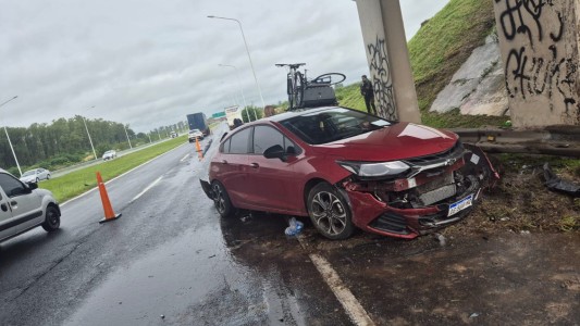 Dos autos y un camión chocaron en el acceso de la autopista