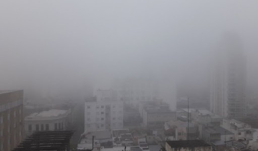 Una intensa niebla cubrió la ciudad esta mañana de jueves