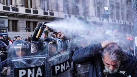 Marcha de los jubilados: agredieron a jubilada, hirieron a fotógrafo y hubo cacerolazos