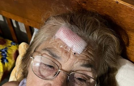 Robaron a una pareja de ancianos que se conducía en una moto