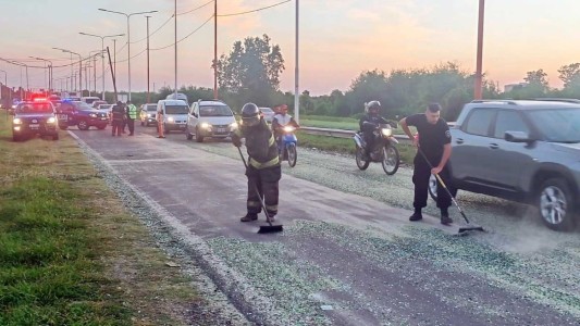 Un camión perdió su carga de vidrio molido en la Circunvalación Oeste