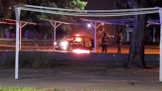 Incendiaron un auto en Avenida Facundo Zuviría