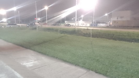 Trabajadores realizan una asamblea en la puerta de una distribuidora