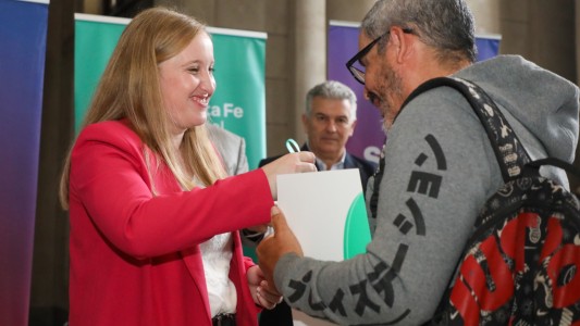 Provincia y Municipio entregaron escrituras a familias de la ciudad de Santa Fe