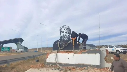 Destrucción del monumento de Osvaldo Bayer en Río Gallegos: “Es de mucha pobreza intelectual”