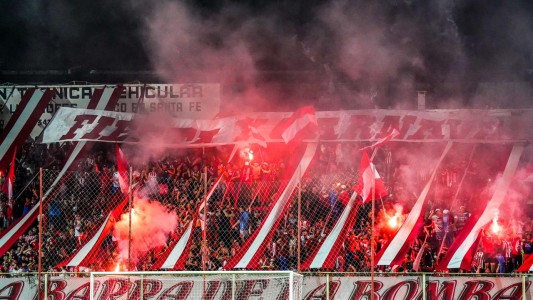 Balearon el auto en el que se dirigía un barra de Unión