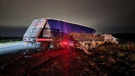 Chocaron dos camiones en la autopista Rosario-Córdoba