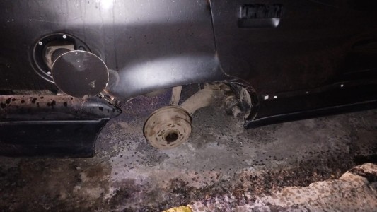 Detuvieron a tres personas mientras robaban un auto