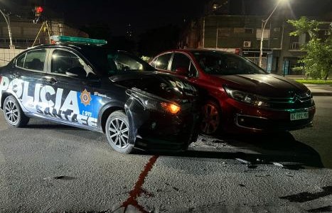 Un patrullero y un auto protagonizaron un accidente esta mañana