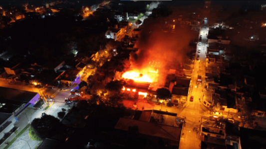 En Cañada de Gómez ardió una fábrica de muebles