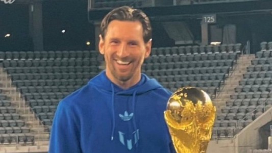 La emotiva reacción de Messi al reencontrarse con la Copa del Mundo
