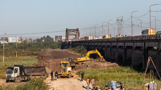 “La obra del puente no se para y ningún burócrata nos va a decir qué hacer en la provincia”