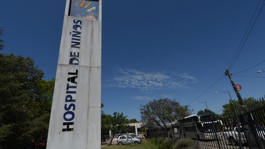 Escribieron insultos en el piso del Hospital de Niños "Dr. Orlando Alassia"