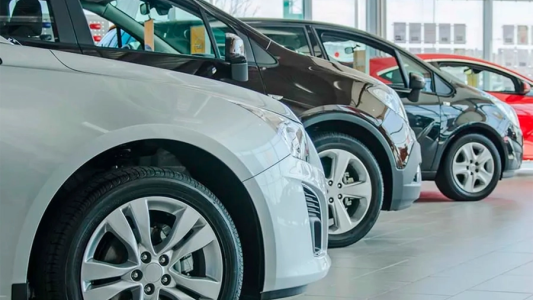 En marzo subió la venta de autos, pero bajó la producción