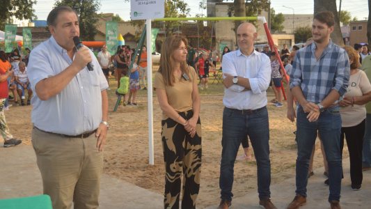 María Luengo: “Tener la plaza del barrio renovada es un paso más para mejorar Santa Fe”