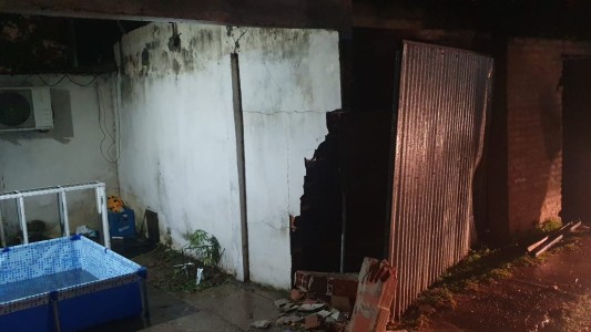 Un patrullero chocó contra el portón de una vivienda