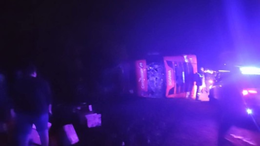 Un camión que transportaba quesos volcó y fue saqueado por los vecinos