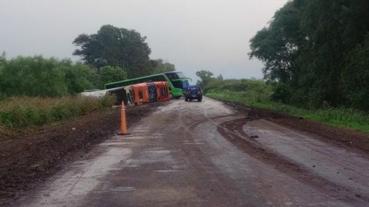 Un colectivo chocó al patrullero que custodiaba el camión volcado en ruta 4