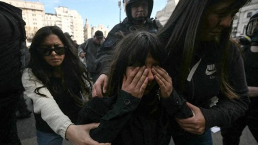 Citan a indagatoria al policía que gaseó a una niña en una marcha de jubilados