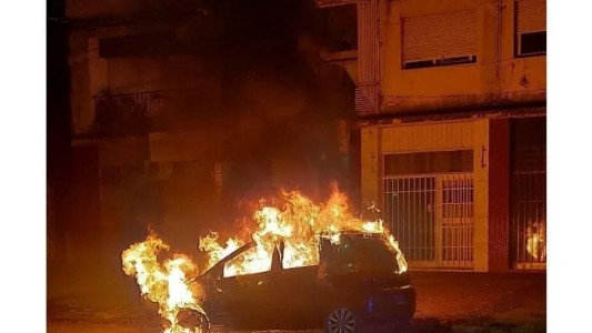 Durante la madrugada se incendió un auto en barrio Candioti