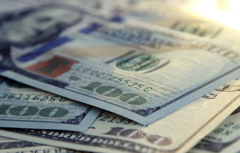 El dólar sin cepo cerró con el oficial en alza, pero con fuertes bajas en el blue y los financieros