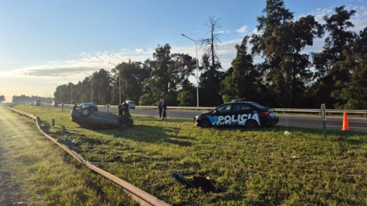 Un auto volcó en la autopista Santa Fe - Rosario y generó caos en el tránsito