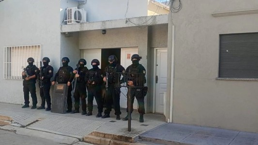 Hallaron un arsenal en una vivienda de barrio Roma