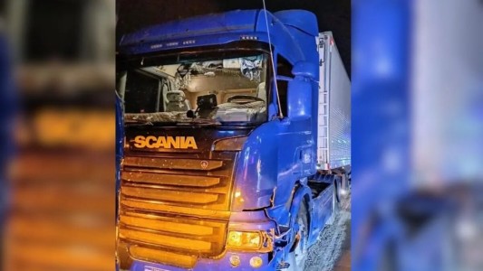 Accidente fatal en la Ruta 11: un motociclista impactó contra un camión y falleció