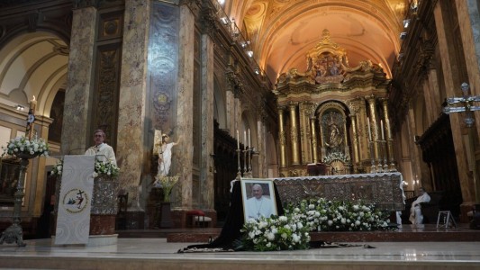 El Gobierno no envió representantes a la misa en homenaje al Papa Francisco en la Catedral