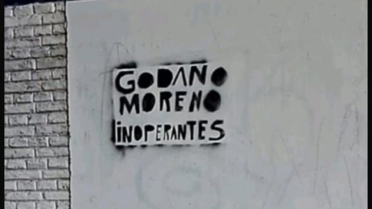 Aparecieron pintadas contra la dirigencia en cercanías a la cancha de Colón