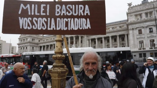 Tensión en la marcha de Jubilados: hubo empujones, gritos y una persona detenida