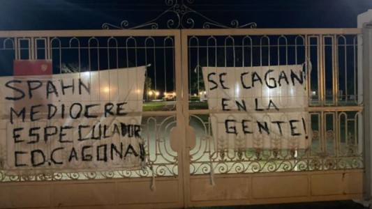 Tras la derrota en Ecuador, aparecieron banderas contra Spahn en Casasol