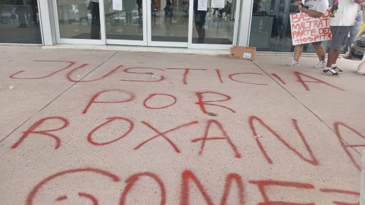 Familiares de Roxana Gómez se manifestaron frente al hospital Iturraspe