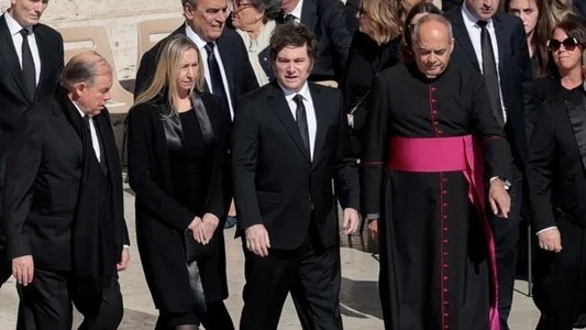 Milei emprendió el regreso al país tras los funerales del Papa Francisco