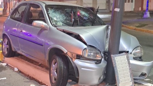 Una mujer se quedó dormida y chocó contra una columna de la luz