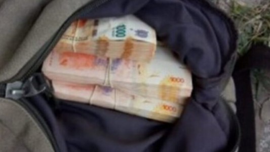 Insólito: devolvió 18 millones de pesos y el dueño le regaló un chocolate