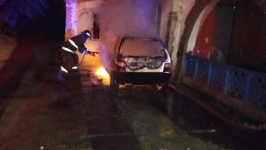 Incendiaron un auto en la ciudad de Santo Tomé