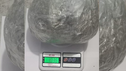 Detuvieron a un hombre que quiso ingresar droga a la cárcel de Las Flores