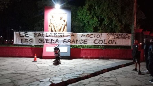 Clima tenso en Colón: hinchas se manifestaron frente a la sede y dejaron una bandera